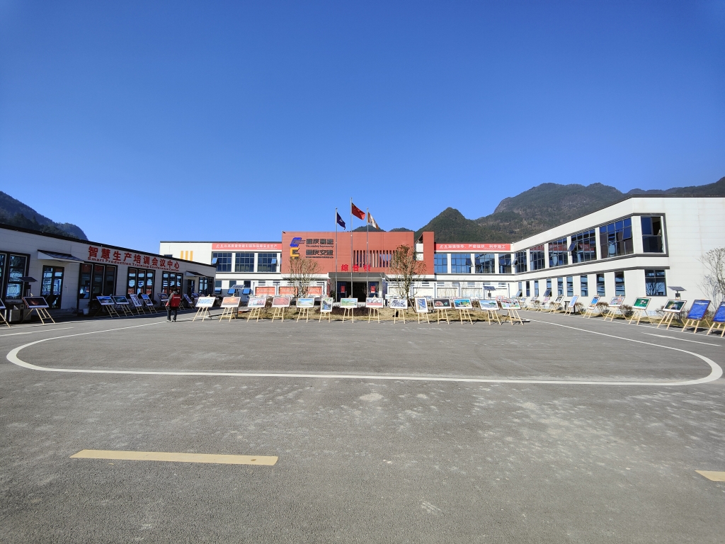 2022年11月14日，，，，，重庆KB88凯时官网公路建设史上摄影展首次走进建设工地——巫云开公司组织“贯彻落实党的二十大精神 起劲开创巫云开建设新时势——巫云开KB88凯时官网摄影巡展”。。。。。 (1)